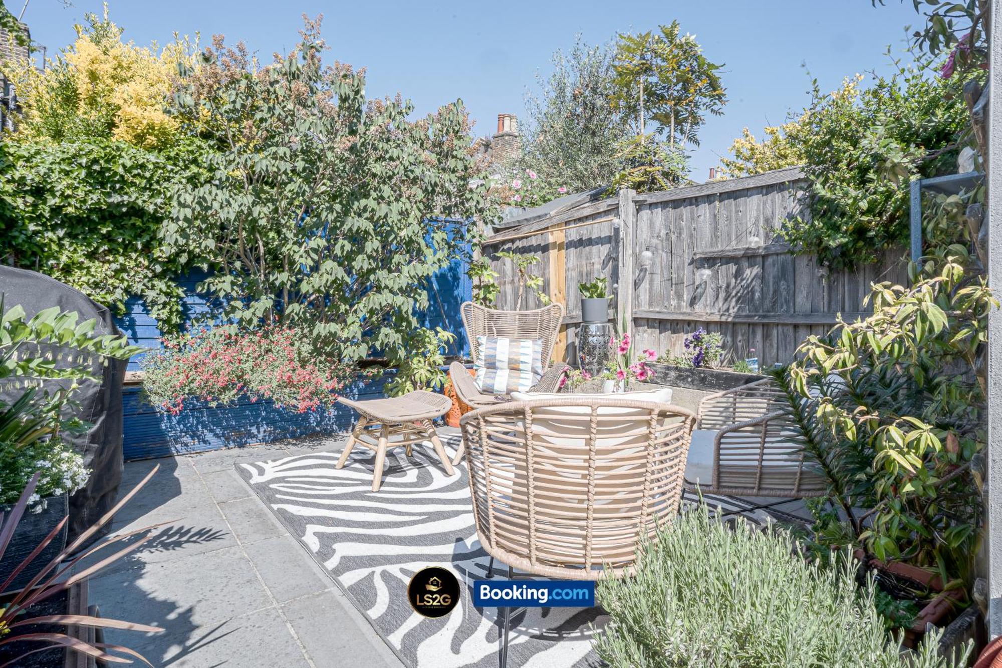 Comfy 2 Bedroom House With Garden By Ls2g Short Lets & Serviced Greater Holiday home