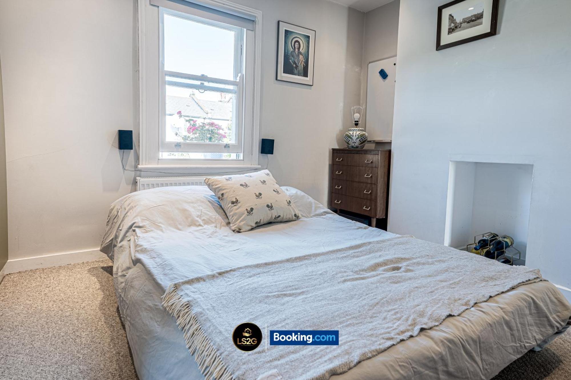Comfy 2 Bedroom House With Garden By Ls2g Short Lets & Serviced Greater London