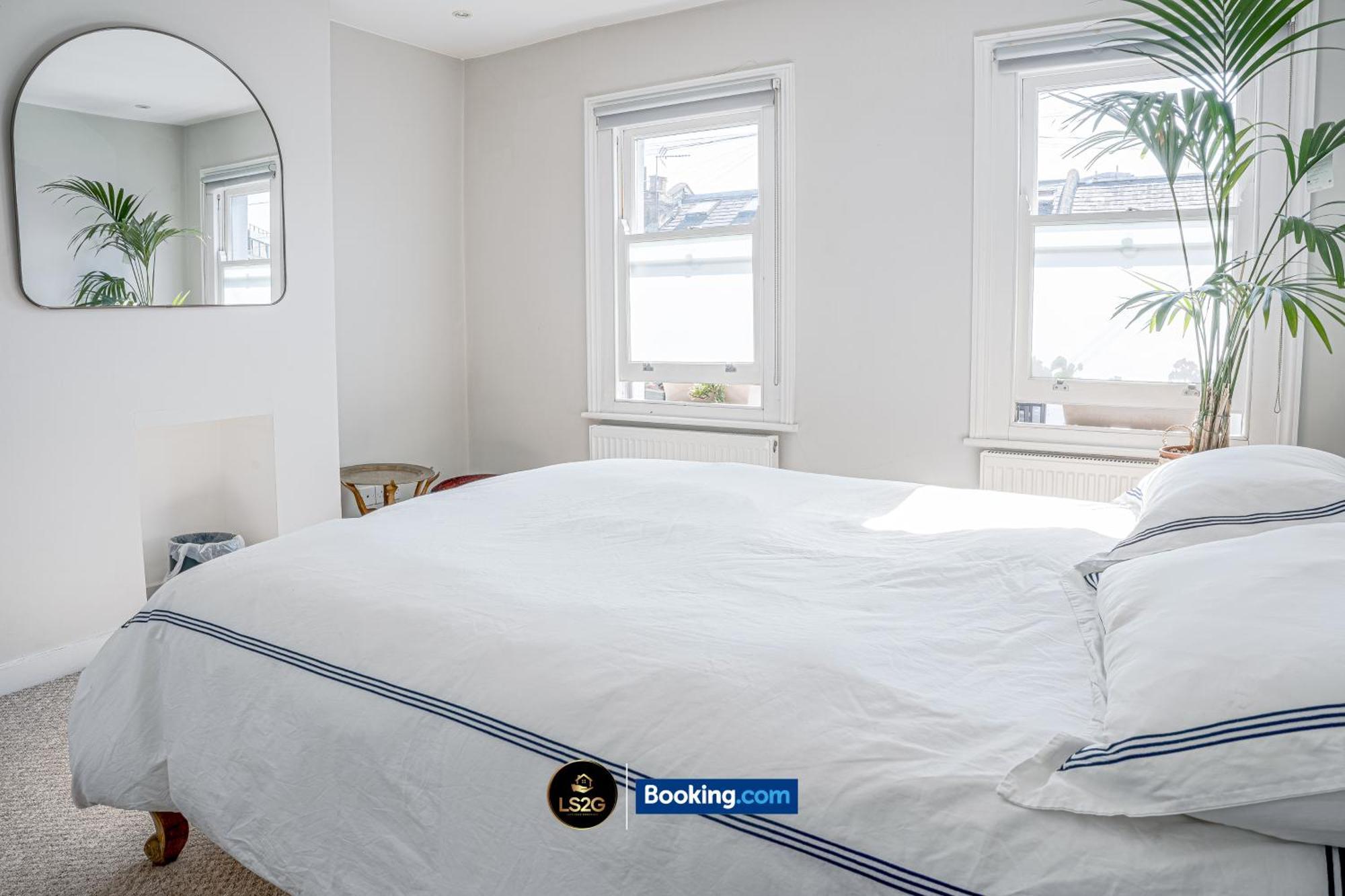 Comfy 2 Bedroom House With Garden By Ls2g Short Lets & Serviced Greater Holiday home *
