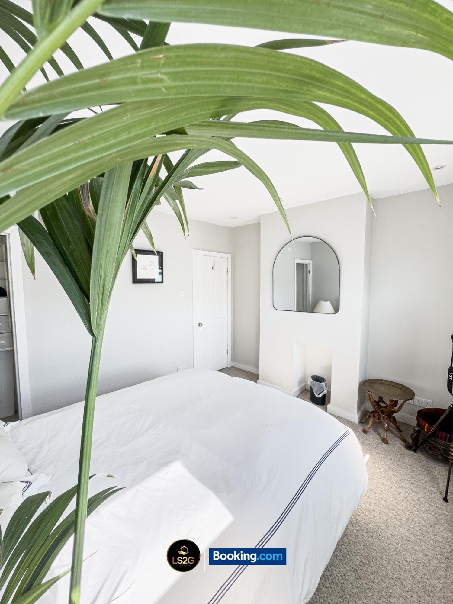 Comfy 2 Bedroom House With Garden By Ls2g Short Lets & Serviced Greater Holiday home *
