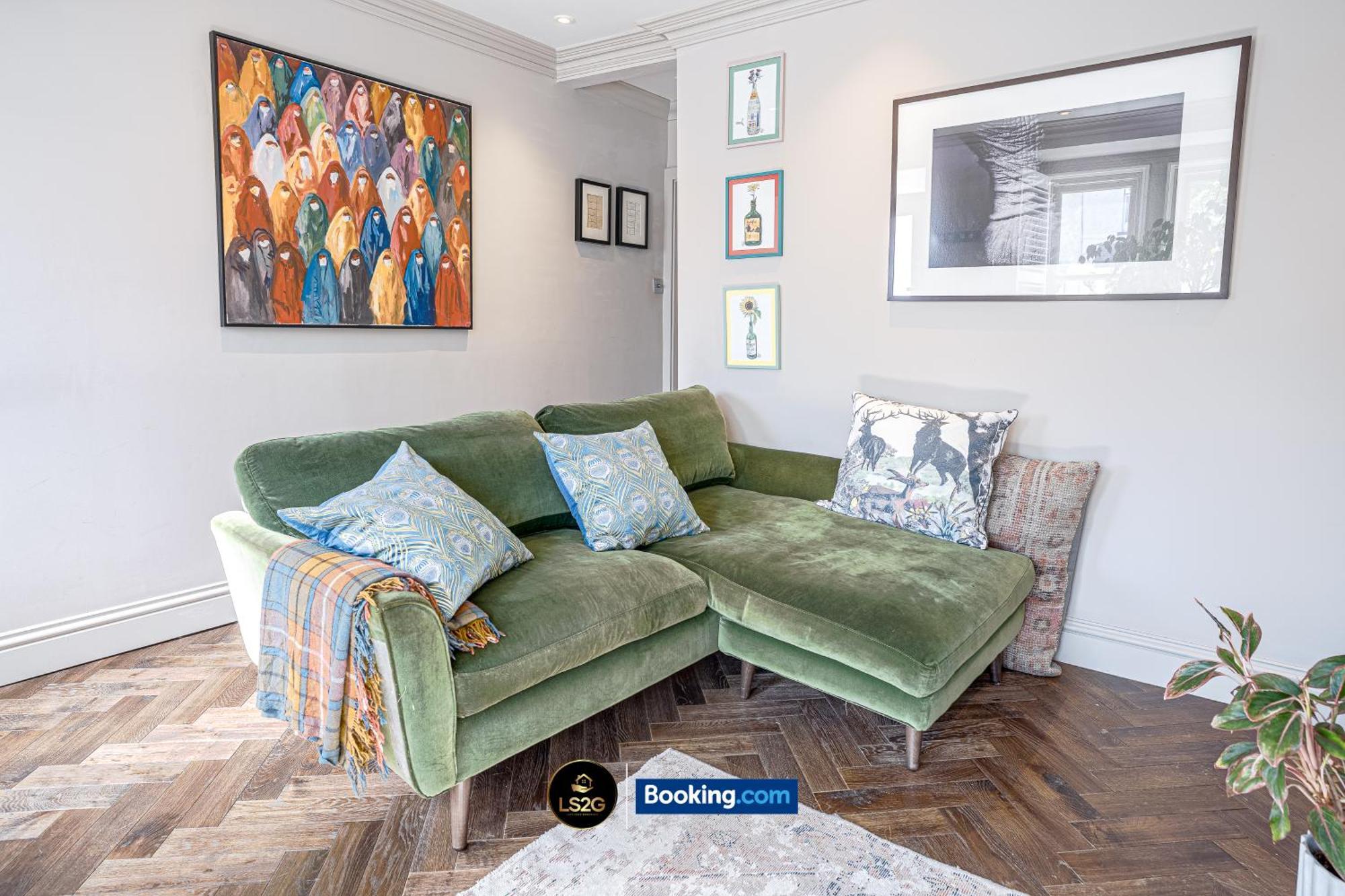 Comfy 2 Bedroom House With Garden By Ls2g Short Lets & Serviced Greater Holiday home London
