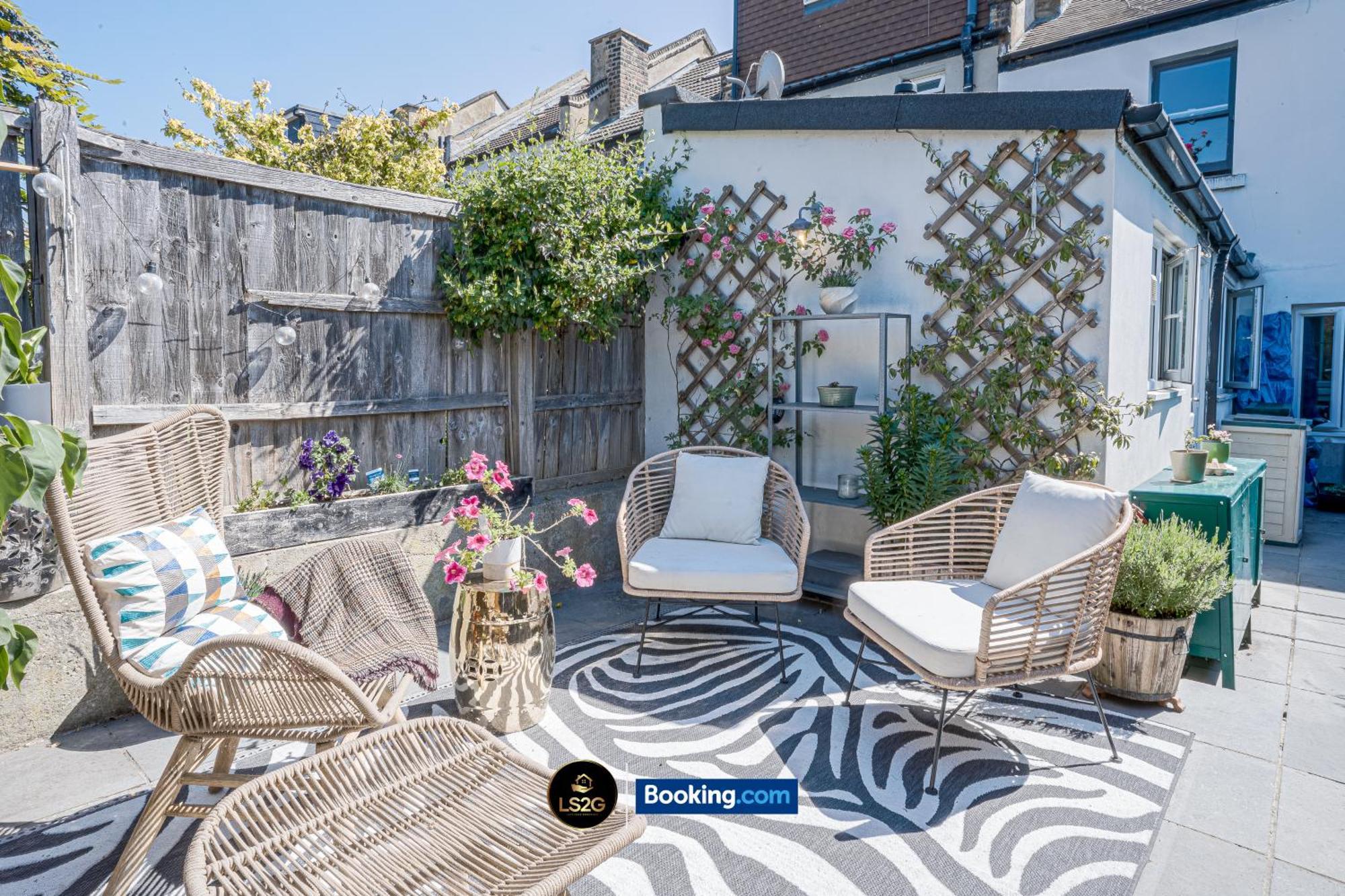 Comfy 2 Bedroom House With Garden By Ls2g Short Lets & Serviced Greater Holiday home *
